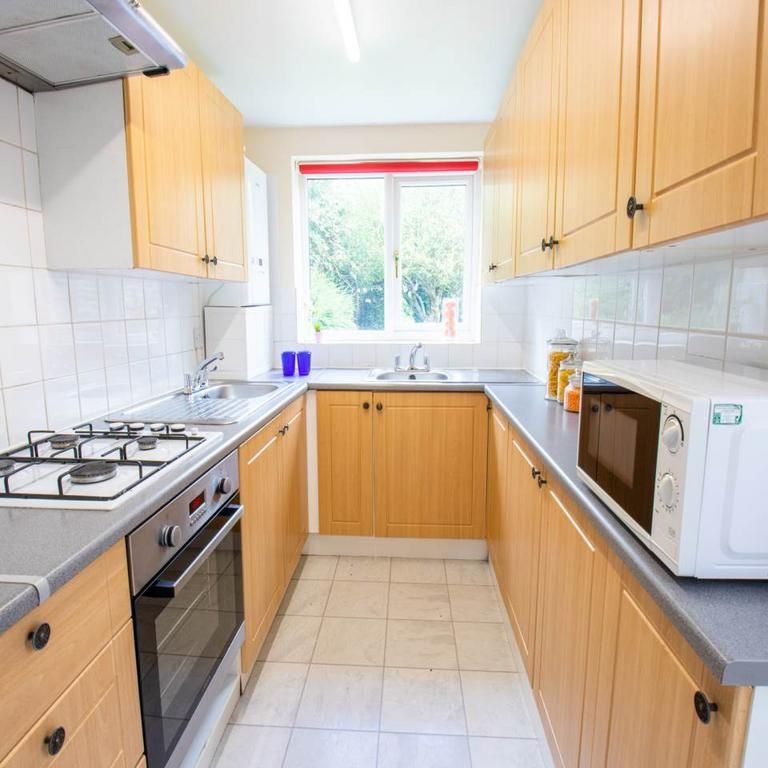 1 bedroom in a house share to rent - Photo 1