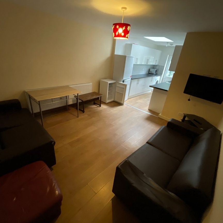 5 Bed Semi-Detached House, Clifton Avenue, M14 - Photo 1