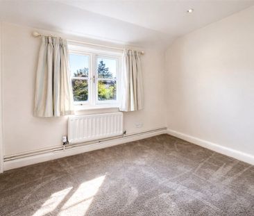 Charming three bedroom detached cottage available to rent now. - Photo 2