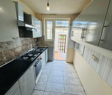 4 bedroom terraced house to rent - Photo 3