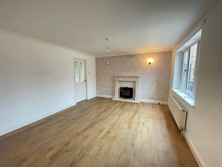 3 bedroom Detached House to let - Photo 2