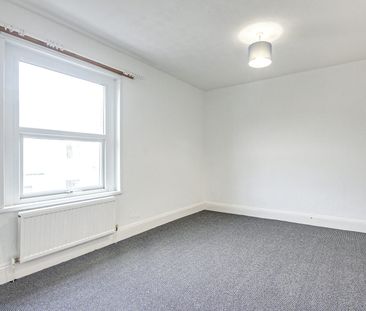 Terraced House to rent on - Photo 5