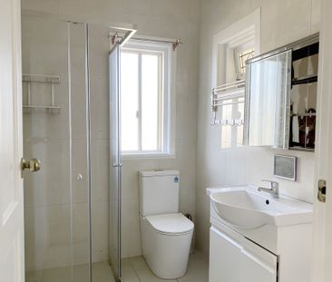 Stylishly Renovated Family Residence in a Prime Location - Photo 5