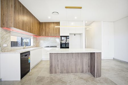 Modern & Spacious 5 Bedroom Family Home in Fairfield West! - Photo 4