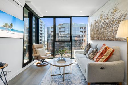 Stunning Retreat in Port Melbourne's Premier Address - Photo 4