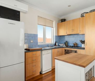 Bright & Breezy Top-Floor Gem in St Kilda East! - Photo 3