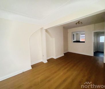 2 bedroom end of terrace house to rent - Photo 5