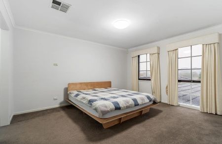 LARGE 5-6 BEDROOM FAMILY HOME - Photo 2