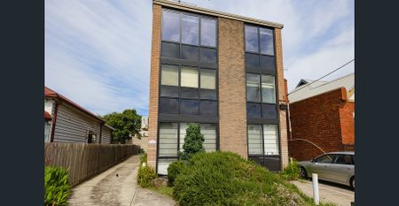 Presentable Apartment in the heart of Richmond! - Photo 4