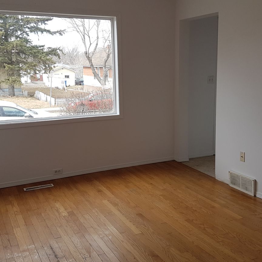 1929 WALLACE 2 BEDROOM HOUSE QUIET NEIGHBOURHOOD - Photo 1