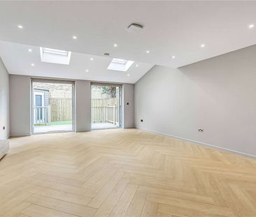 A recently renovated 5 bedroom townhouse on Hampton Village Green. - Photo 1