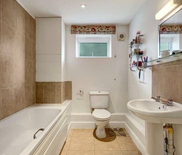 Well presented first floor 2 bedroom apartment situated in a small ... - Photo 6