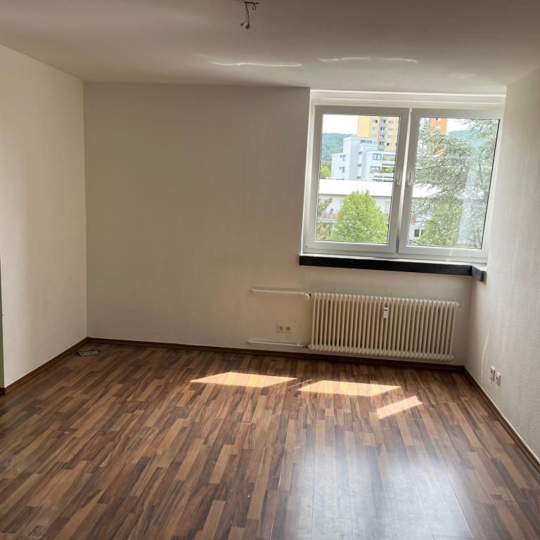 Helle Zwei-Zimmer-Wohnung im 4. OG ab sofort zu vermieten! - Photo 1