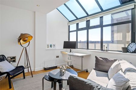 Exceptionally bright two bedroom sub-penthouse apartment. - Photo 3