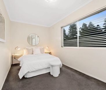 Light and bright two bedroom apartment with lock up garage - Photo 5