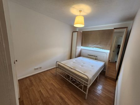 2 Bed Flat, Cuthberga Close, IG11 - Photo 4