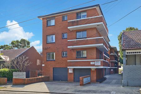 Modern 2 Bed Apartment with Off Street Parking - Photo 2