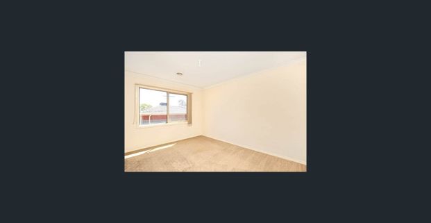 BEAUTIFUL 3 BEDROOM DOUBLE STOREY TOWNHOUSE! - Photo 1