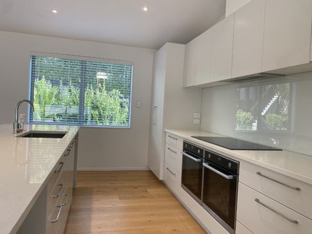 Modern Family Home - Photo 2