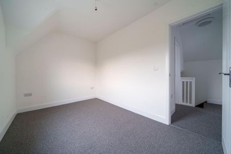 4 bedroom semi-detached house to rent - Photo 5