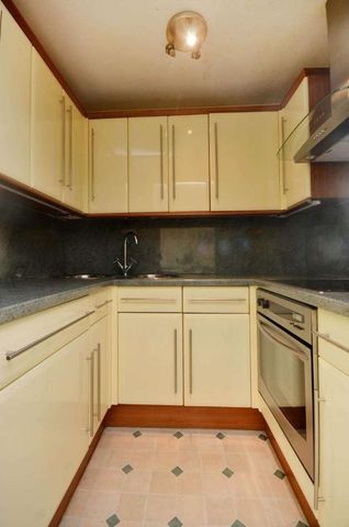 Highclere Court, Knaphill, GU21 - Photo 3