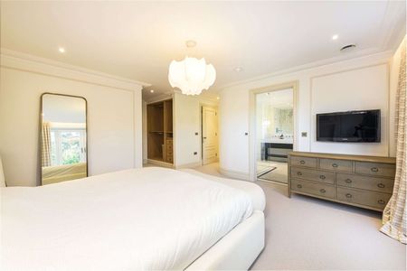 A delightful family home with swimming pool, bar and outdoor kitchen. - Photo 5