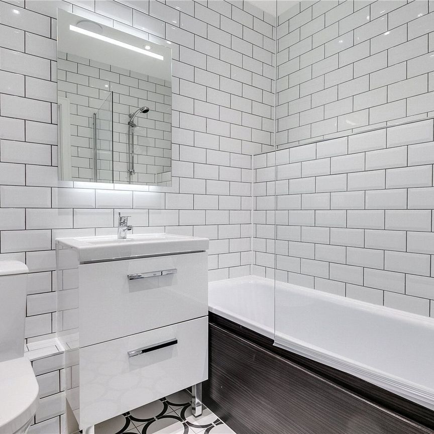 Munster Road, Munster Village, London, SW6 - Photo 1