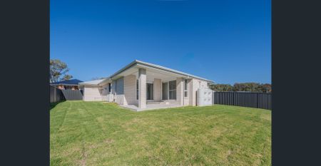 Sparkling family home, in magnificent Lake Cathie - Photo 4