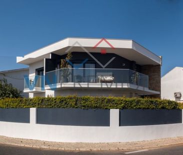 Luxury 4 room Detached House for rent in Cascais e Estoril, Portugal - Photo 5