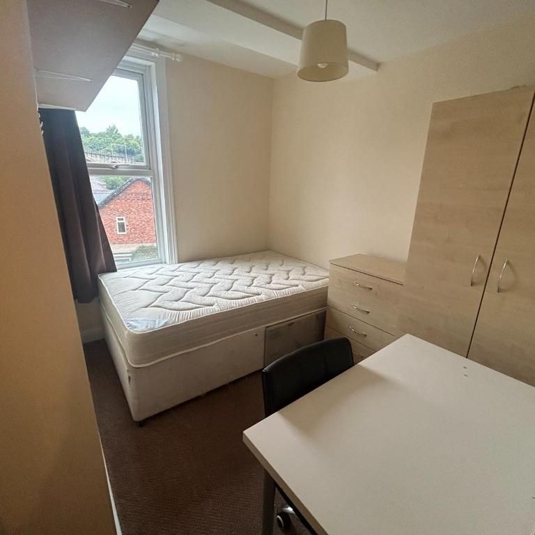 8 bedroom private hall to rent - Photo 1
