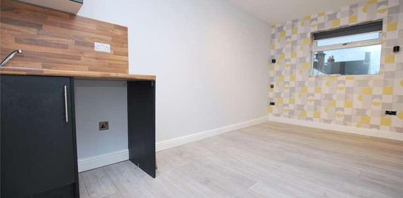 The Studio, Ash Road, Aldershot, Hampshire, GU12 - Photo 2