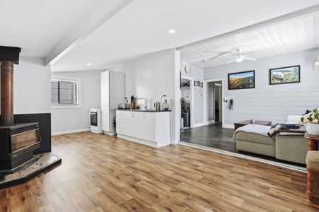 Charming Family Home - Photo 3