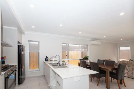 “Modern 4 Bedroom home” - Photo 5