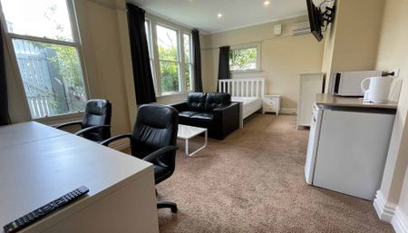 Spacious Fully Furnished Ensuite Room - Photo 5