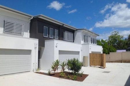 Modern Townhouse in Central Coomera Location - Photo 2