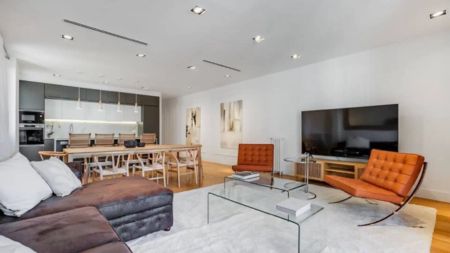 Piso de alquiler en Calle de Fernández de la Hoz, Almagro - Photo 2