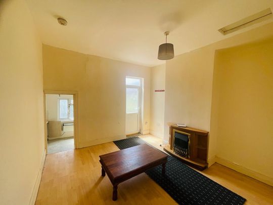Spacious first floor flat with private entrance into living room, separate fitted kitchen with appliance, double bedroom and ensuite shower room. Benefits from double glazing and electric heating. Ideally located just 5 minutes’ walk to the city centre and train station. - Photo 1
