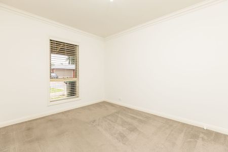 Low Maintenance 3 Bedroom Townhouse in Prime Irymple Location - Photo 2