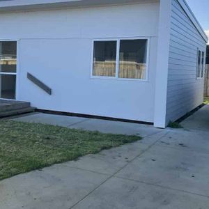 Near New Two Bedroom! - Photo 2