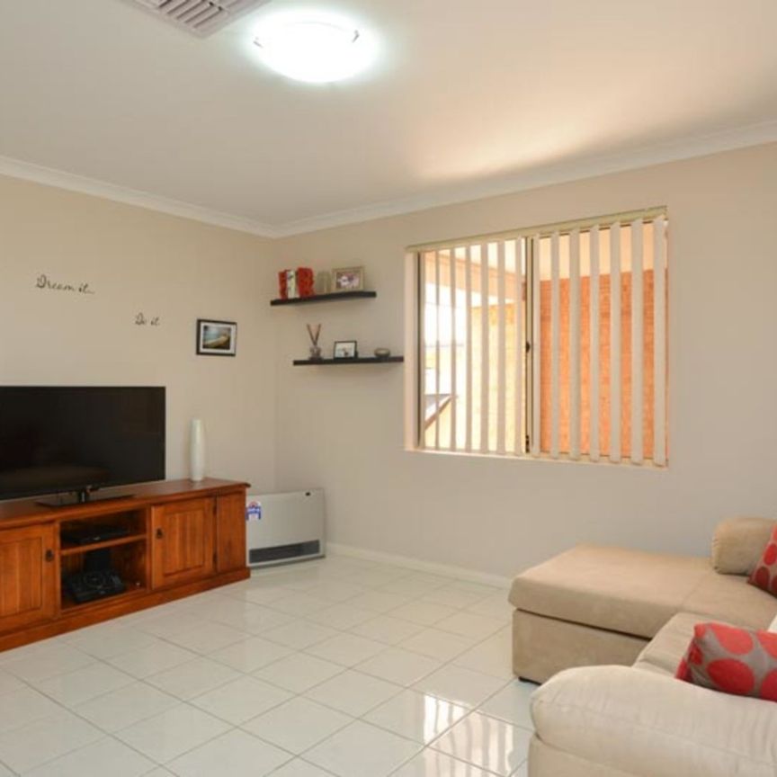 FULLY FURNISHED MODERN 2 BEDROOM UNIT! - Photo 1