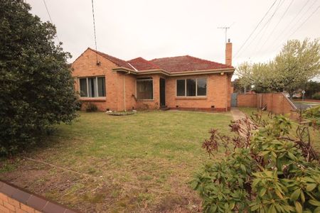 GRACEFUL LIVING, EXCEPTIONAL LOCATION - Photo 4