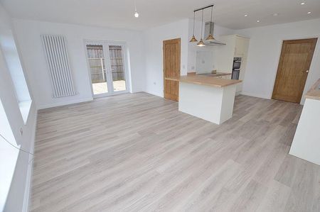 4 bedroom detached house to rent - Photo 2