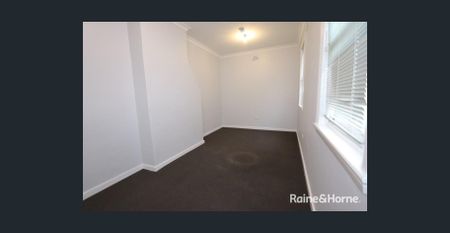 Large bedsit -Available 24/12/25 !!!! - Photo 2