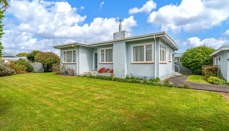 Classic In West End - Photo 2