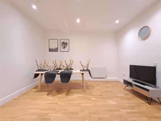 High Street, Epsom KT19, London - Photo 1