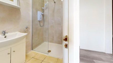 4 bedroom flat to rent - Photo 2