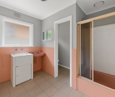 Freshly Updated Unit in Essendon - Photo 3