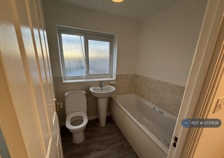 3 bedroom semi-detached house to rent - Photo 4