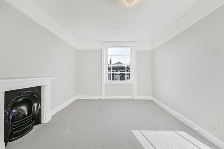 Top floor two bedroom set in the heart of St. John's Wood. - Photo 5