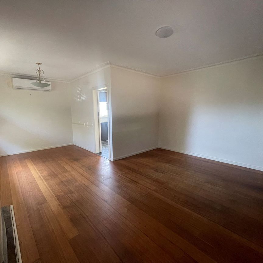 Spacious Three Bedroom Home in Prime Location! - Photo 1